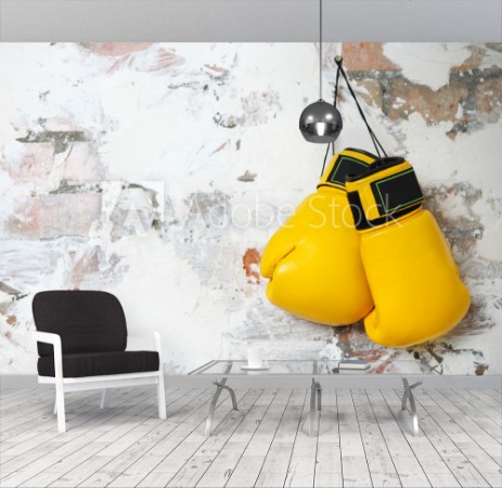 Afbeeldingen van Pair of yellow boxing gloves hanging